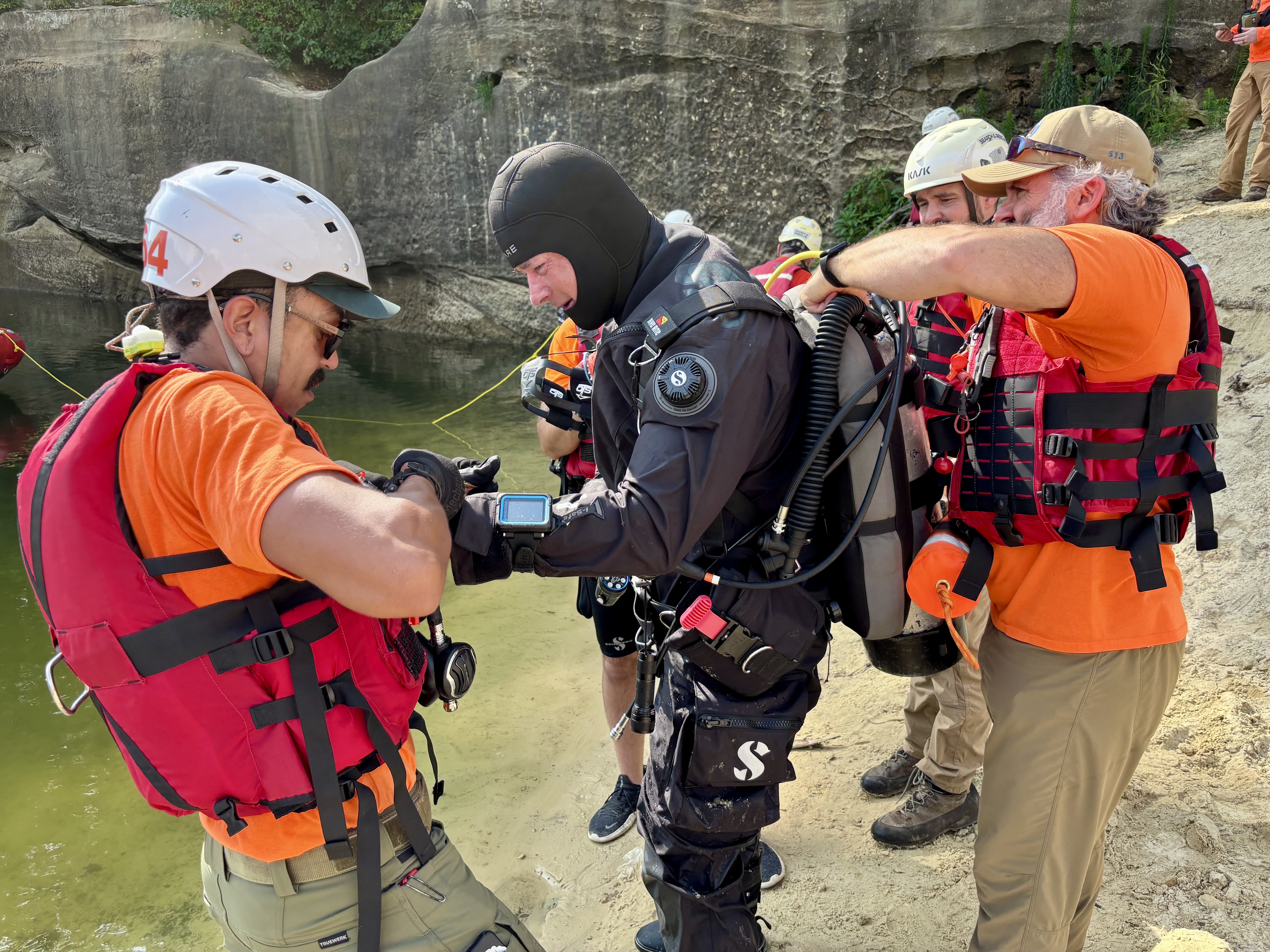Team divers search Wolfe Lake for missing veteran